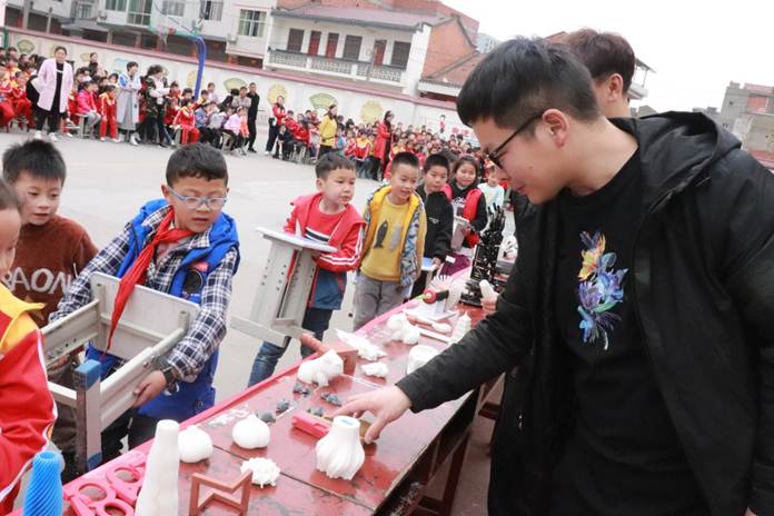 说明: F:\科技下乡\365英国上市公司送科技进校园_五里小学\IMG_8532.JPG